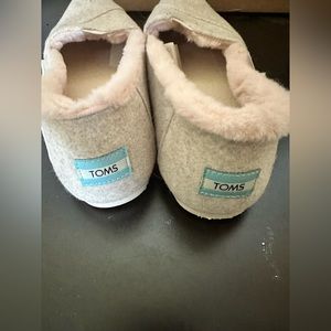 Cute Tom’s slippers pink and light grey super soft 9.5 women’s